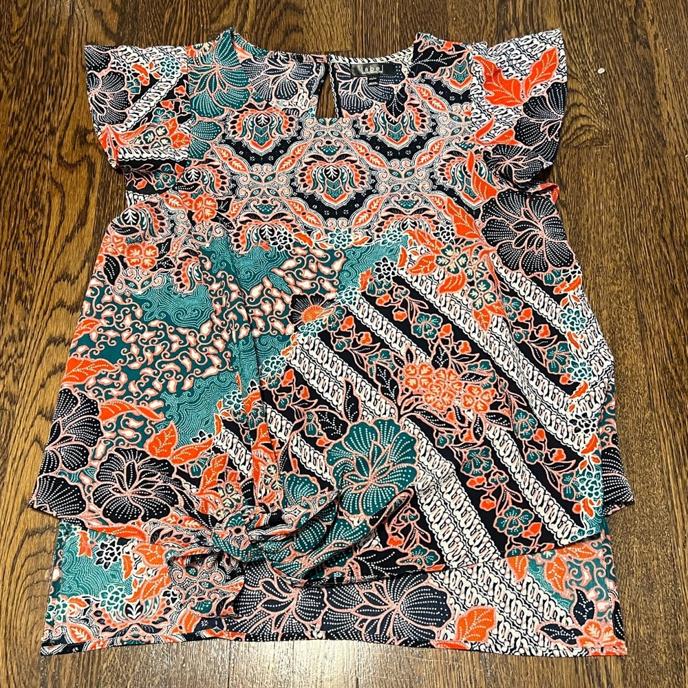 Label by Rachel Rachel Roy. Tie front flutter sleeve top Size Medium Worn once